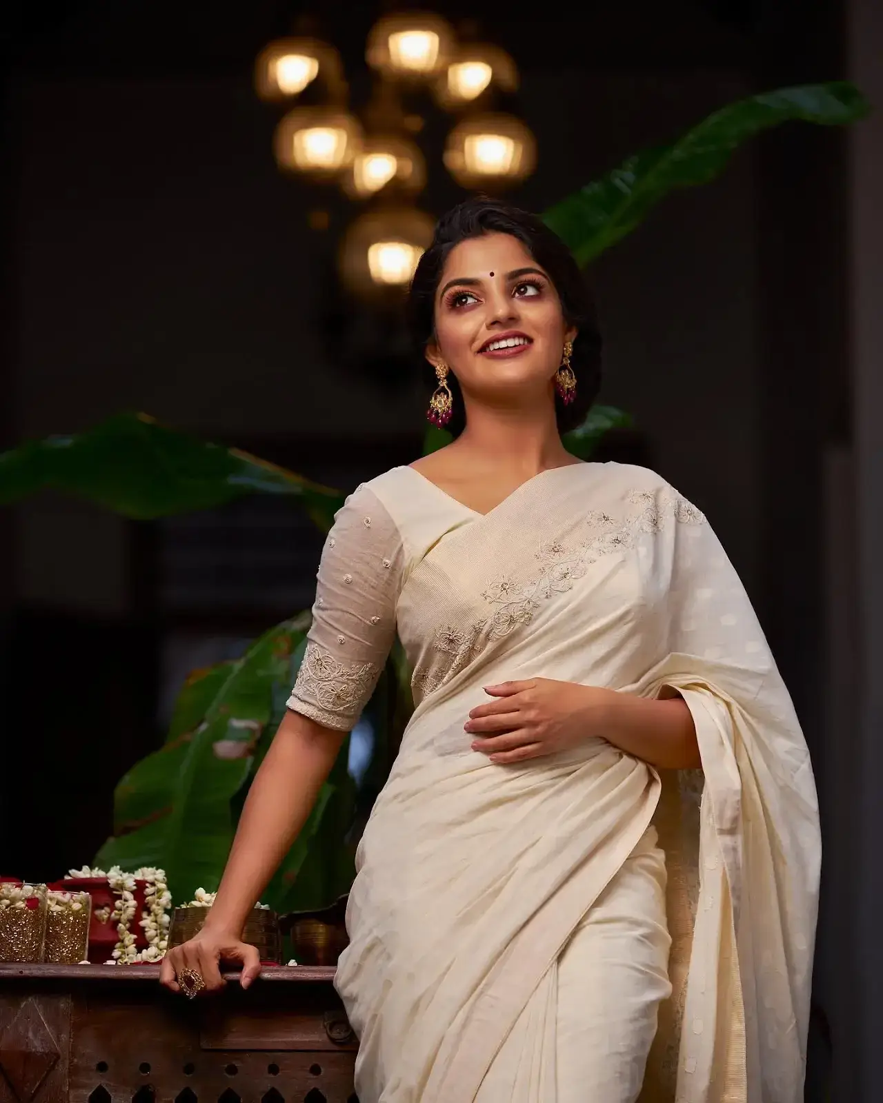 South Indian Actress Nikhila Vimal Images in Traditional White Saree